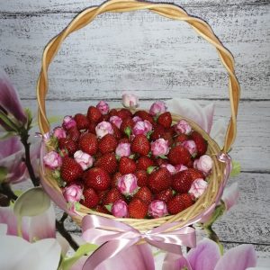 Кошик подарунковий полуниця і квіти "Загора"