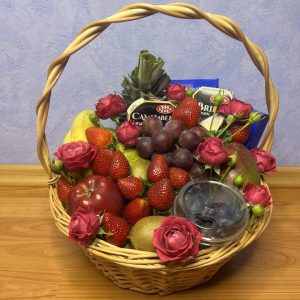 Подарунковий кошик з полуницею та квітами "Святковий"